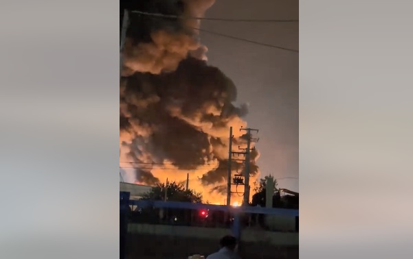 Μεγάλη φωτιά σε εργοστάσιο πλαστικών στον Ασπρόπυργo – Κίνδυνος επέκτασης