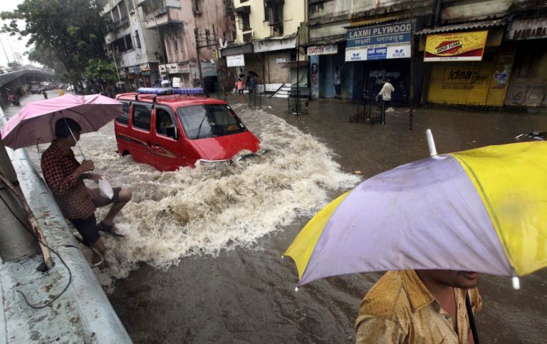 Ινδία: Ακόμη 26 άνθρωποι έχασαν τη ζωή τους από τις πλημμύρες και εκατομμύρια οι πληγέντες στο Μπαγκλαντές