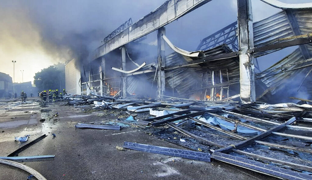 Ουκρανία: Δεκατρείς νεκροί από το ρωσικό χτύπημα σε εμπορικό κέντρο – «Τρομοκρατική ενέργεια» καταγγέλλει ο Ζελένσκι