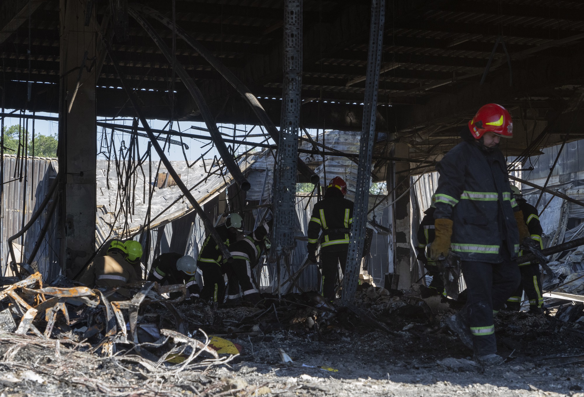 Ουκρανία: Συνεχίζεται η αναζήτηση επιζώντων στα συντρίμμια του εμπορικού κέντρου στο Κρεμεντσούκ -Στους 18 πλέον οι νεκροί