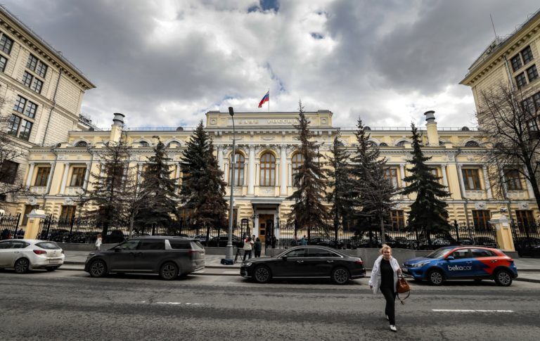 Ρωσία: Αυξήθηκε στο 1 εκατ. δολάρια το όριο μεταφοράς χρημάτων στο εξωτερικό μηνιαίως