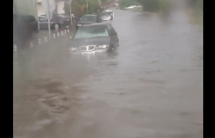 Θεσσαλονίκη: Σφοδρή βροχόπτωση σαρώνει την πόλη – «Ποτάμια» αρκετοί δρόμοι (video)