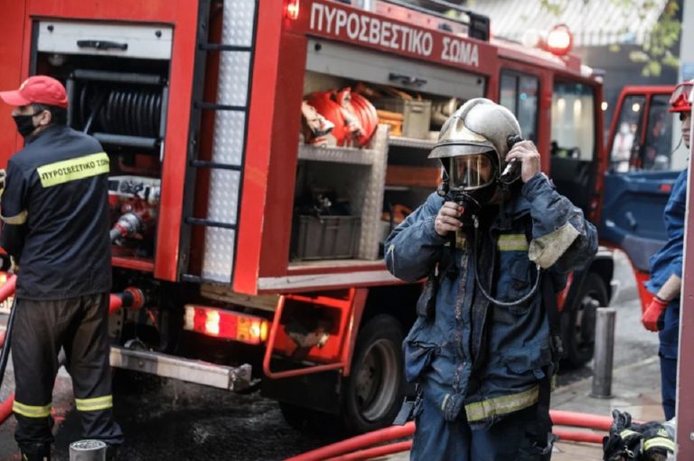 Πέραμα: Φωτιά σε ελλιμενισμένο πλοίο – Επιχειρούν ισχυρές δυνάμεις