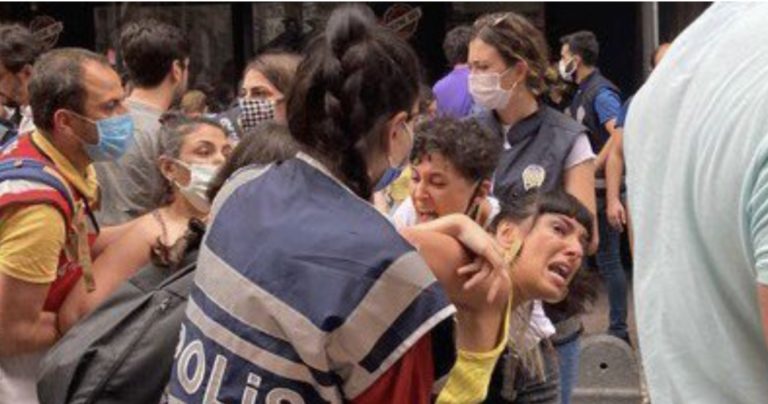Κωνσταντινούπολη: Αθρόες συλλήψεις και δακρυγόνα στην πορεία Pride – Κρατείται φωτογράφος του AFP