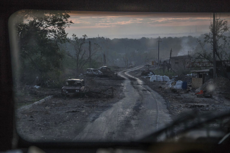 Σκληρές μάχες στο Σεβεροντονέτσκ — Φωτιά μετά από διαρροή πετρελαίου σε χημικό εργοστάσιο