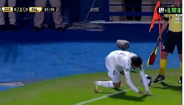Αντί για μπάλα κλώτσησε το πόδι του διαιτητή και σωριάστηκε στο έδαφος! – Είναι στο στόχαστρο του Ολυμπιακού (video)