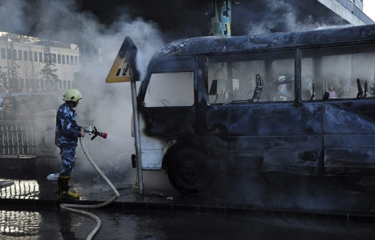 Συρία: Τουλάχιστον 15 νεκροί από ενέδρα σε λεωφορείο φιλοκυβερνητικών δυνάμεων
