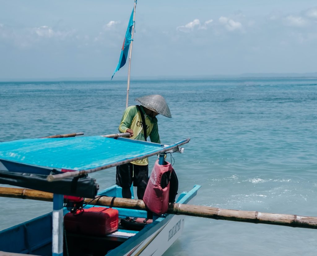 Ταϊλάνδη: Ψαράς έκανε την τύχη του με “μπάλα λίπους” 3,4 κιλών που βρήκε σε παραλία