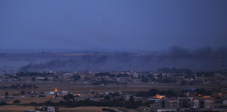 Συρία: Βομβαρδισμοί από το πυροβολικό της Τουρκίας σε περιοχές υπό κουρδικό έλεγχο – Άμαχοι τρέπονται σε φυγή