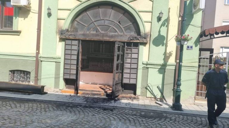 Βόρεια Μακεδονία: Άγνωστοι πυρπόλησαν την είσοδο του βουλγαρικού πολιτιστικού κέντρου στην πόλη Μπίτολα