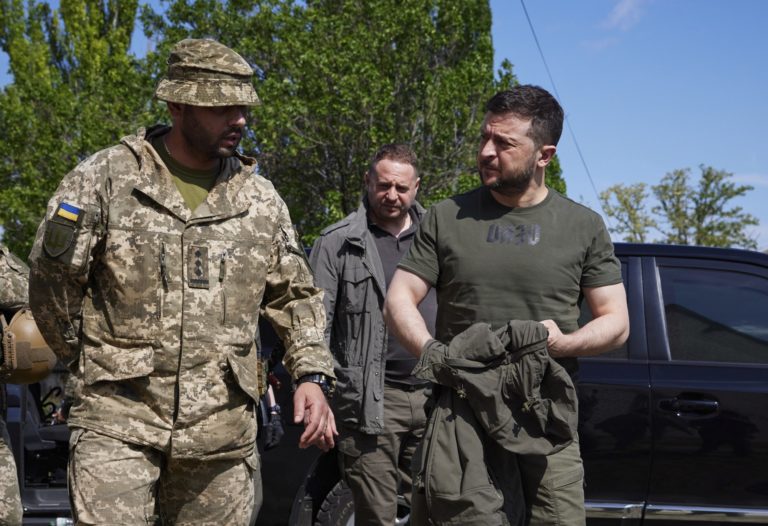 Ουκρανία: Ο Ζελένσκι στα μέτωπα του Ντονμπάς – Εκτοξευτήρες Μ270 στέλνει η Βρετανία