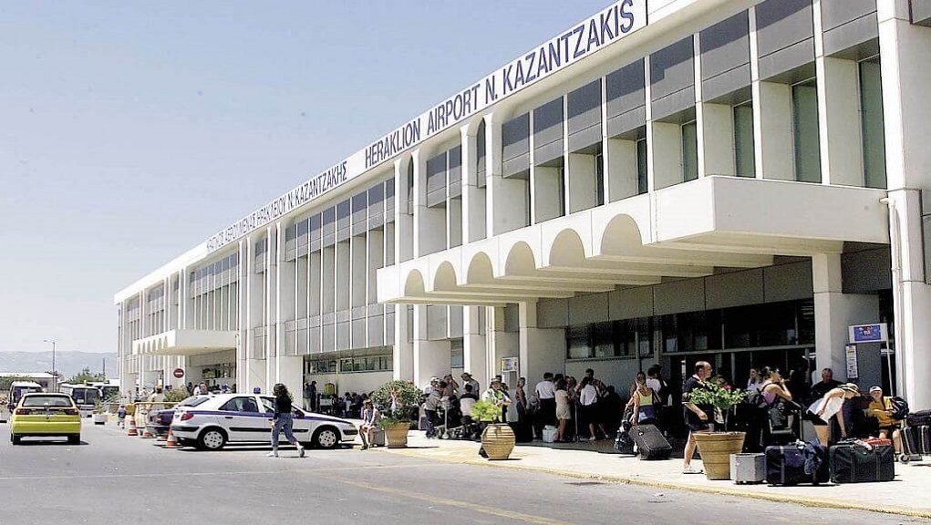 Ηράκλειο: Ταξιτζής πάτησε γκάζι και παρέσυρε αστυνομικό – Επεισοδιακός έλεγχος στο αεροδρόμιο Ηρακλείου