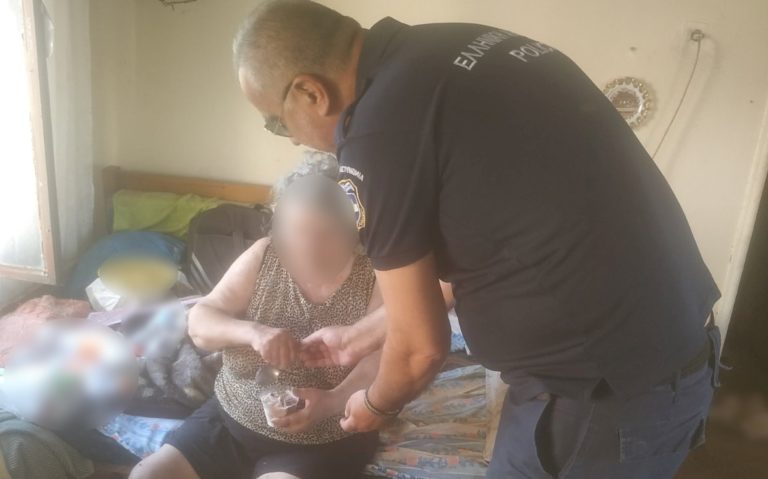 Σέρρες: Ανήμπορη ηλικιωμένη κάλεσε το “100” για ένα ποτήρι νερό και οι αστυνομικοί της πήγαν και παγωτό