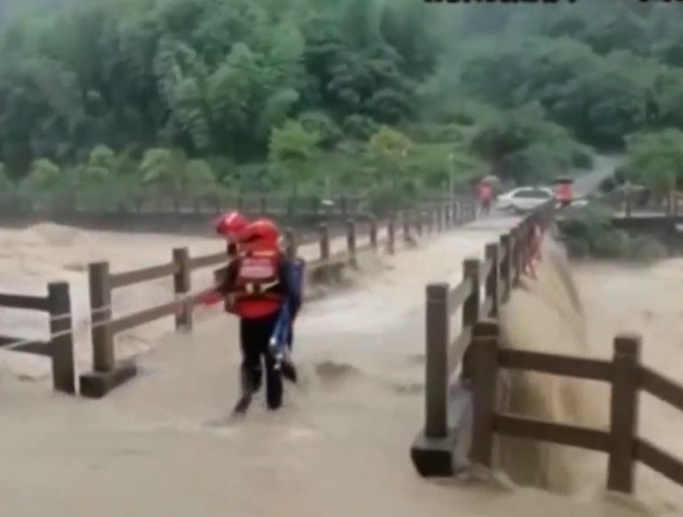 Εκτεταμένες πλημμύρες στη Νότια Κίνα – Δραματικές διασώσεις εγκλωβισμένων