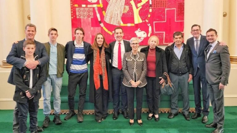 Συγκίνηση στην ορκωμοσία του ομογενή υπουργού, Στηβ  Δημόπουλου, στη νέα κυβέρνηση της Βικτώριας