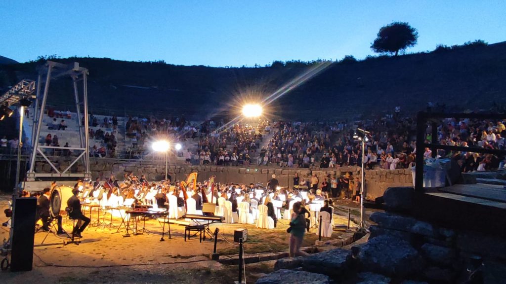 Μια ονειρική βραδιά στο Αρχαίο Θέατρο Δωδώνης – Παρόντες Λ. Μενδώνη, Γ. Αμυράς, Κ. Τασούλας