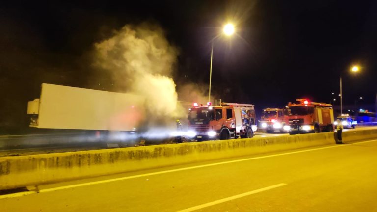 Εγνατία οδός: Φωτιά σε νταλίκα στην Δωδώνη – Η ψύχραιμη αντίδραση του οδηγού (video)