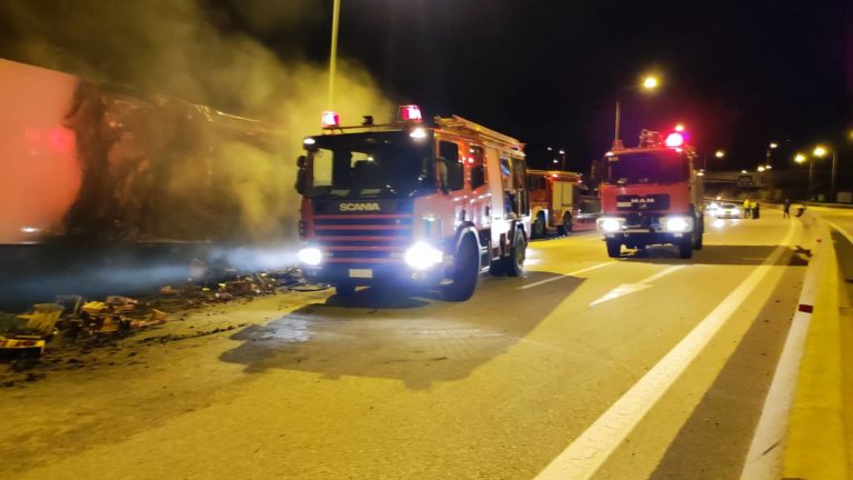 Φορτηγό έπιασε φωτιά στην Ιόνια οδό