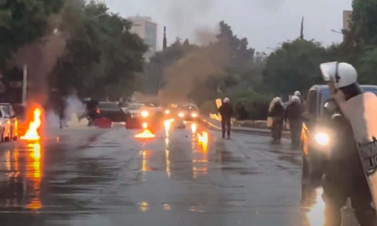 Θεσσαλονίκη: Επεισόδια μπροστά στο ΑΠΘ στην οδό Εγνατία – Έπεσαν μολότοφ και χημικά