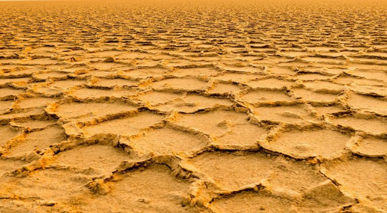 Επιστήμονες βρήκαν μια λύση χαμηλού κόστους για την παραγωγή πόσιμου νερού από τον αέρα της ερήμου