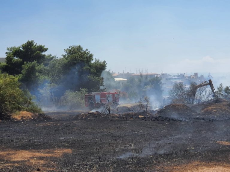 Υπό μερικό έλεγχο η φωτιά στη Βούλα — Εικόνες από το σημείο