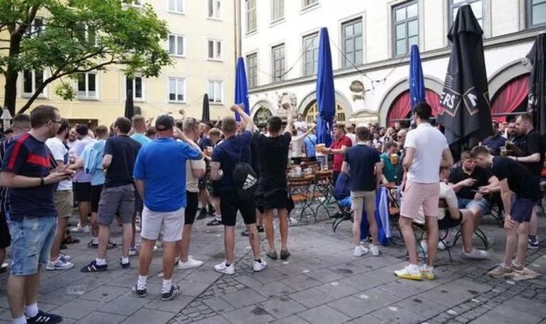 Άγγλοι οπαδοί συνελήφθησαν για ναζιστικούς χαιρετισμούς και ζημιές στο Μόναχο