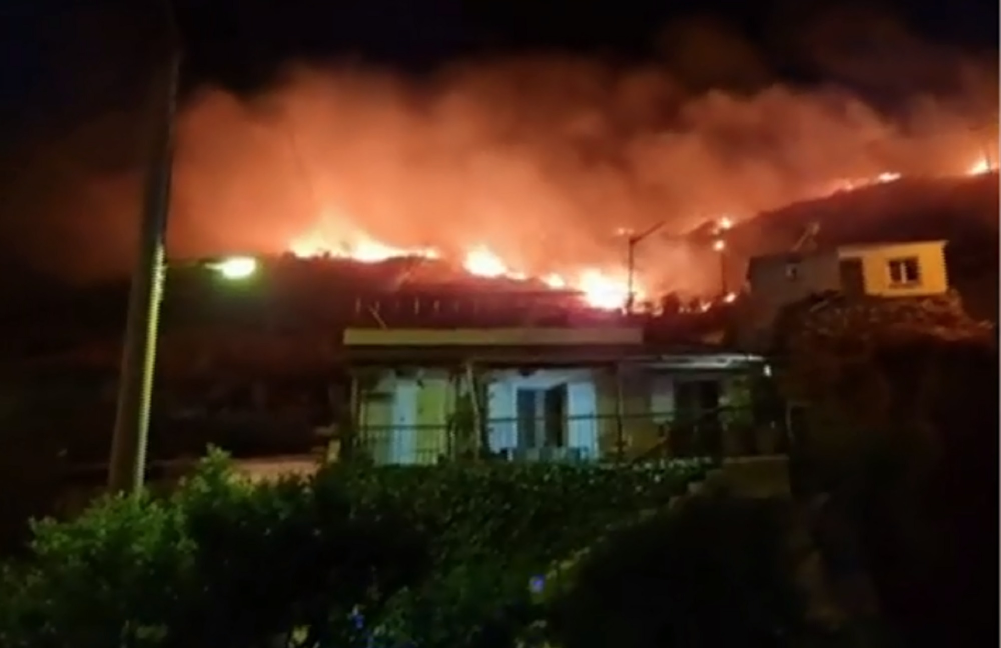 Πυρκαγιά στον Ασπρόπυργο – Υπό μερικό έλεγχο η φωτιά στο Σχιστό Κορυδαλλού