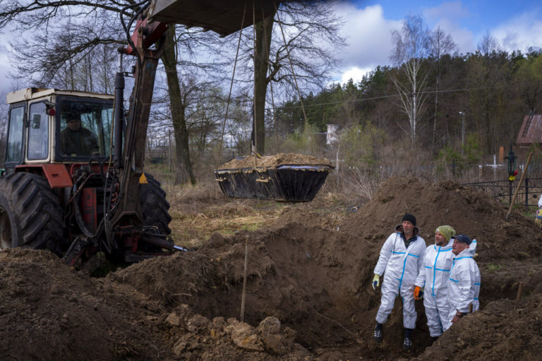 Ουκρανία: Φωτογραφία νέου ομαδικού τάφου στο Λισιτσάνσκ με 300 πτώματα αμάχων, δημοσιεύουν οι NYT