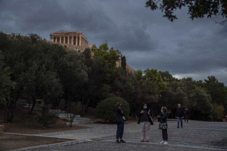 Θέμα χρόνου η επικράτηση της Όμικρον 4 και 5 στην Ελλάδα – Τι λένε Πρασσάς και Βασιλακόπουλος στην ΕΡΤ