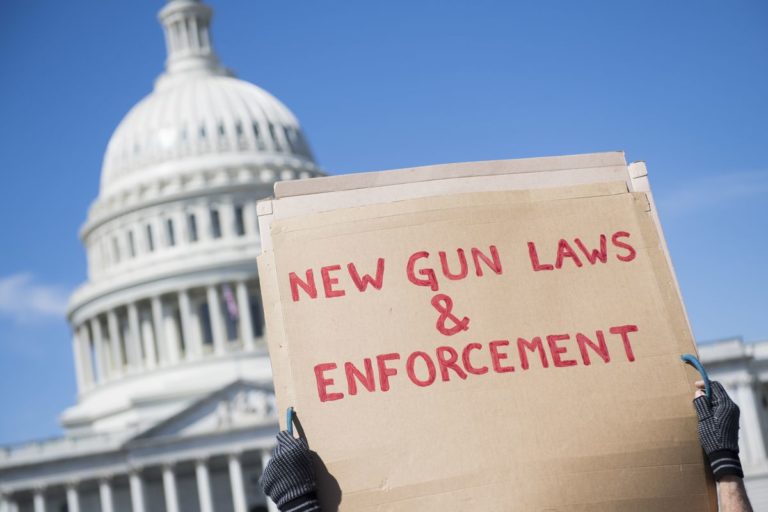 ΗΠΑ: Το Κογκρέσο ψηφίζει σκληρά νέα μέτρα για τα όπλα λίγες ώρες μετά από τις συγκλονιστικές καταθέσεις πολιτών