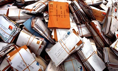 Ταχυδρόμος αντί να παραδίδει γράμματα τα κρατούσε σπίτι του – Βρέθηκαν χιλιάδες επιστολές του 2012