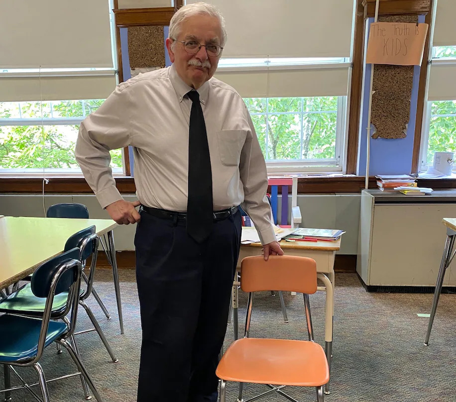 Γιατί αυτός ο δάσκαλος κρατά μια καρέκλα άδεια στην τάξη του γυμνασίου του