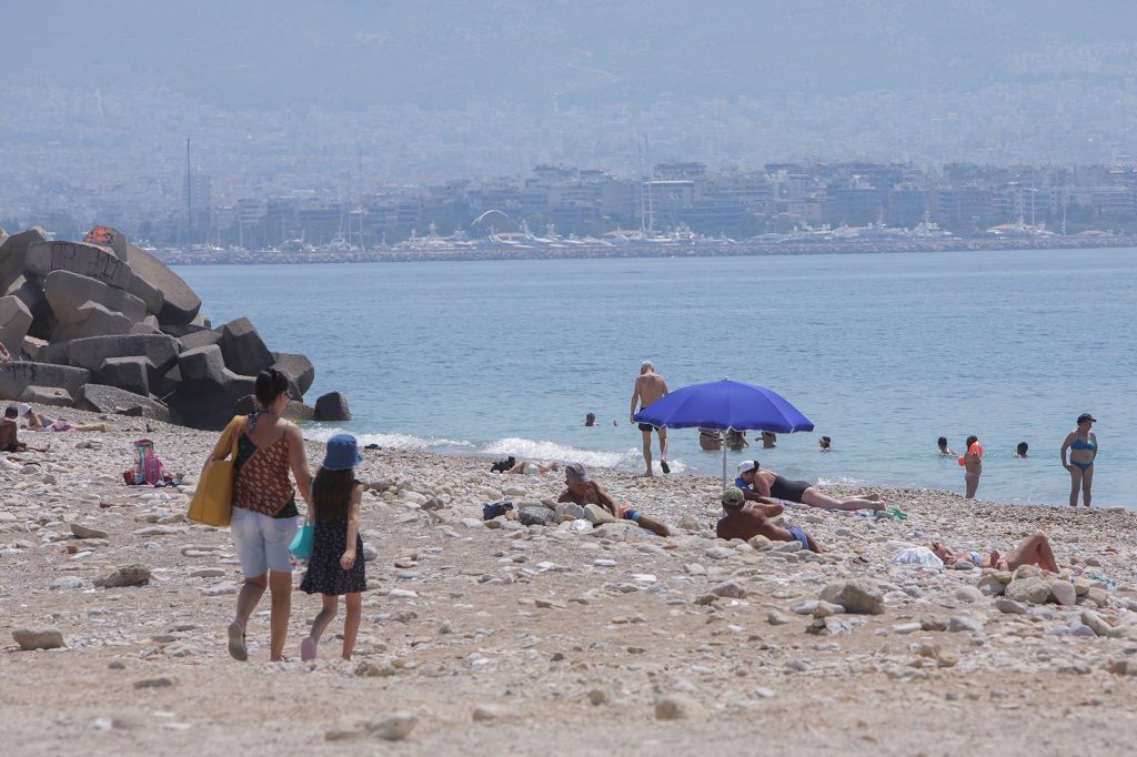 Καύσωνας: Φτάνει η πιο ζεστή μέρα, μέχρι 41 βαθμούς η θερμοκρασία – Πώς θα προστατευτείτε