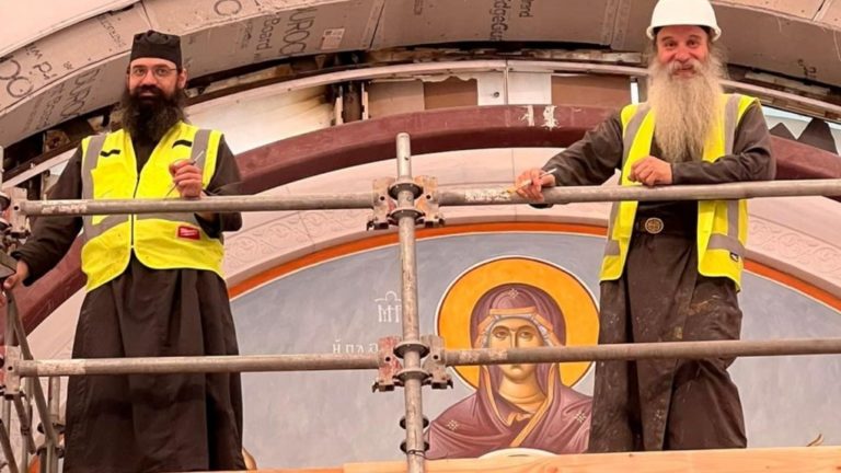 Νέα Υόρκη: Δύο αγιορείτες αγιογράφοι εικονογραφούν τον ναό του Αγίου Νικολάου στο «σημείο μηδέν»
