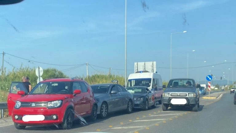 Καλαμάτα: «Καραμπόλα» τριών αυτοκινήτων στον κόμβο του αεροδρομίου