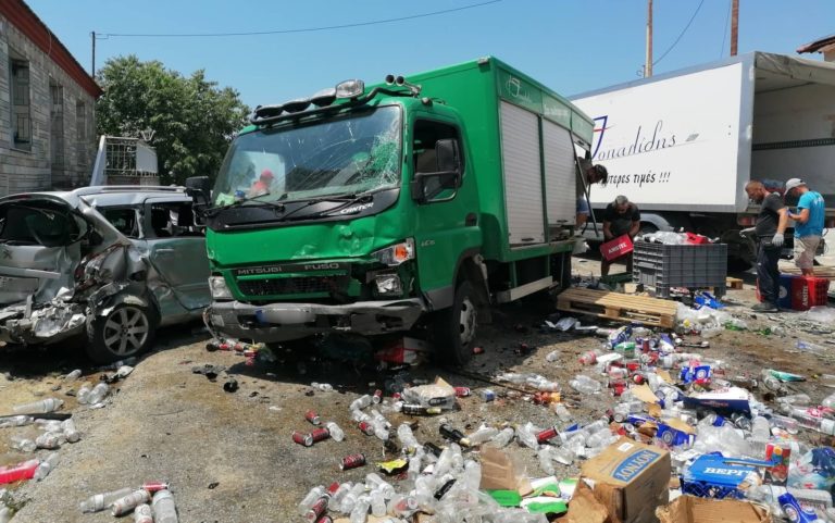 Καβάλα: Τρεις νεκροί σε τροχαίο στην Γαληψό – ΙΧ έπεσε πάνω σε άλλα οχήματα και έναν πεζό (video)