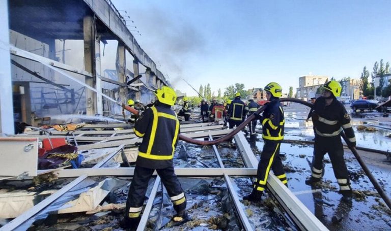 Ουκρανία: ΟΗΕ και Βρετανία καταδικάζουν την πολύνεκρη επίθεση στο εμπορικό κέντρο στο Κρεμεντσούκ