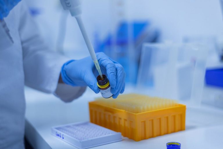 Έρευνα: Περισσότερα από 1.000 γονίδια αυξάνουν τον κίνδυνο για σοβαρή Covid-19