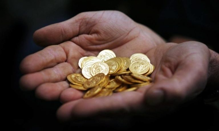 50 χρυσές λίρες έκλεψαν οικιακές βοηθοί από το σπίτι ηλικιωμένου στη Θεσσαλονίκη