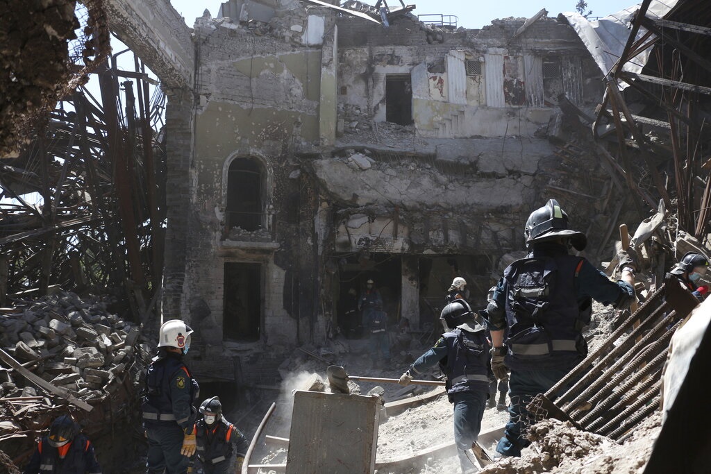 Διεθνής Αμνηστία: Έγκλημα πολέμου ο βομβαρδισμός θεάτρου στη Μαριούπολη τον περασμένο Μάρτιο