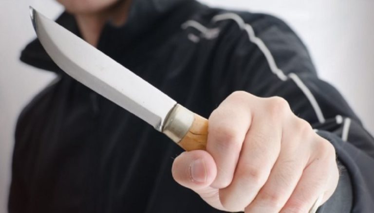 Ηράκλειο: Τραυμάτισε με μαχαίρι την αδερφή και τον ανιψιό του – Αναζητείται ο 50χρονος που αντιμετωπίζει ψυχιατρικά προβλήματα