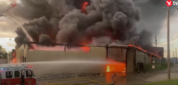 Βίντεο: Τιτάνια μάχη των πυροσβεστών να σβήσουν φωτιά σε εργοστάσιο χημικών στη Νεμπράσκα