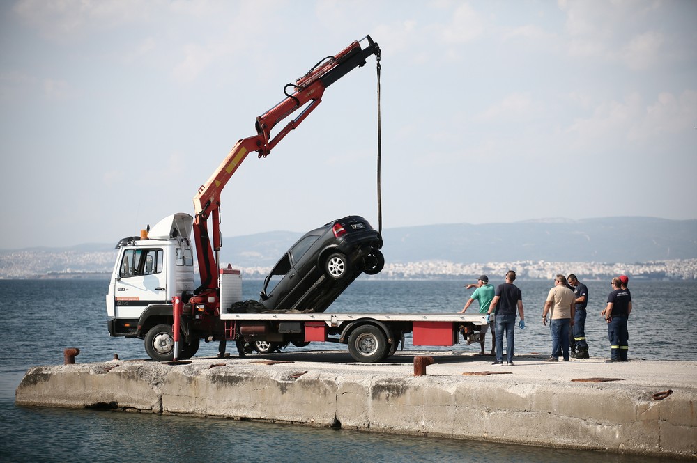 Θεσσαλονίκη: Μάνα και γιος δεμένοι με χειροπέδες στο τιμόνι τα θύματα του τροχαίου