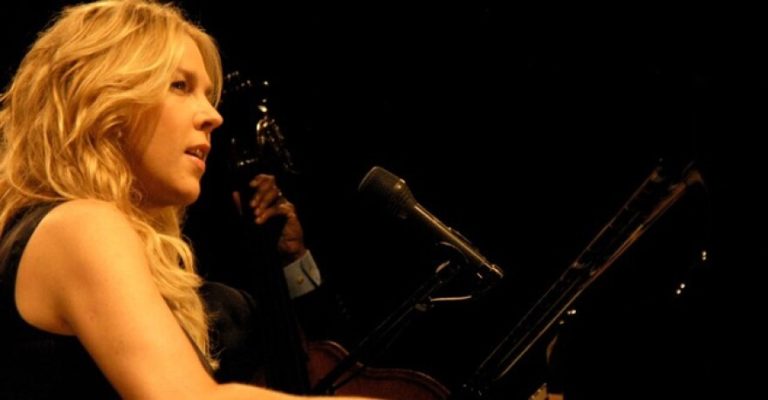 Η Diana Krall επιστρέφει στο Ηρώδειο για φιλανθρωπικό σκοπό – Τα έσοδα της συναυλίας θα διατεθούν στο Σωματείο Aurora (video)