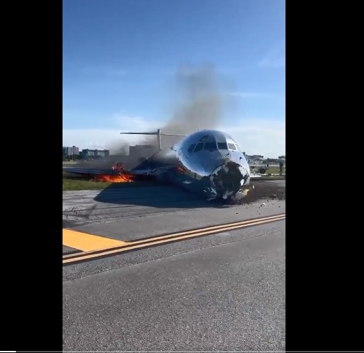 Βίντεο: Προσγείωση τρόμου στο Μαϊάμι – Αεροπλάνο με 137 επιβαίνοντες έπιασε φωτιά μετά από πρόσκρουση