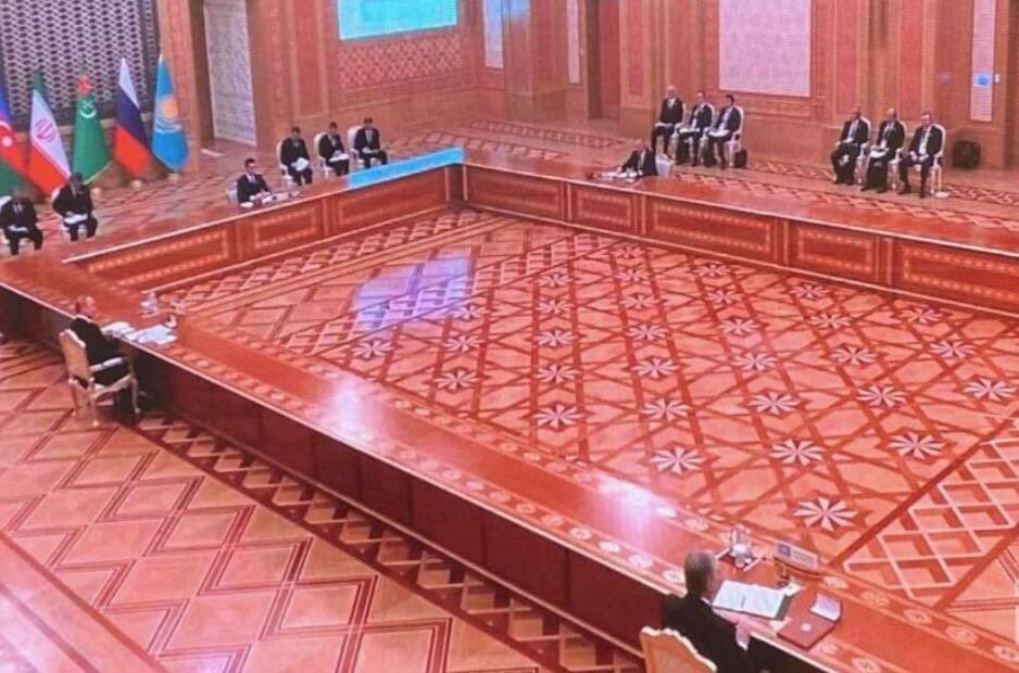 Πούτιν: Κάθισε σε νέο μεγάλο τραπέζι σε Σύνοδο Κορυφής στην Κασπία και έγινε ξανά viral