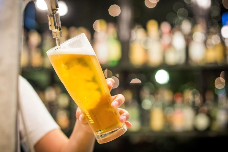 Ρωσία: «Η μπύρα μας τελείωσε» – Οι κυρώσεις της Δύσης επηρεάζουν και τους Ρώσους λάτρεις ξένης μπύρας