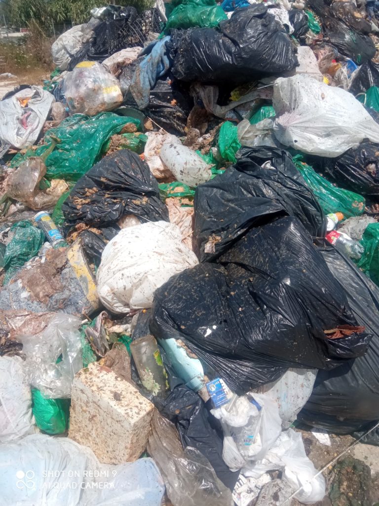 Ζάκυνθος: Τραγική η κατάσταση με τα σκουπίδια στο αμαξοστάσιο του Δήμου – Στο αυτόφωρο ο διευθυντής καθαριότητας