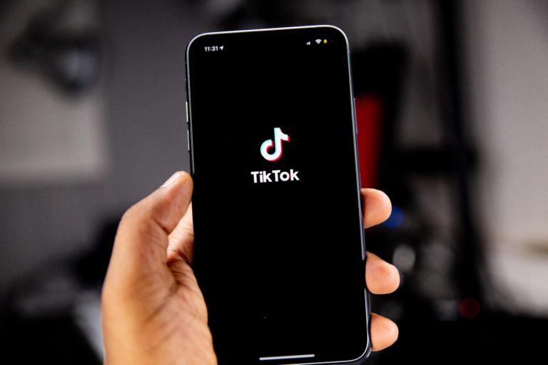 TikTok: Ενεργοποιεί προαιρετικό «κόφτη» ωρών χρήσης για τους εθισμένους – Η νέα ρύθμιση