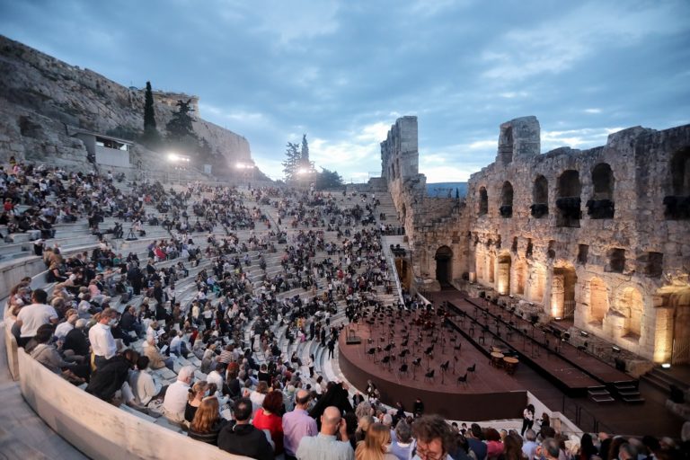Μουσικό καλοκαίρι στην Αθήνα: Συναυλίες τη Δευτέρα σε Πλατεία Νερού και Ωδείο Ηρώδου Αττικού